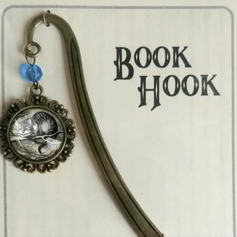 CLEARANCE NWT Alice in Wonderland Book Hook - Picture 2 of 2